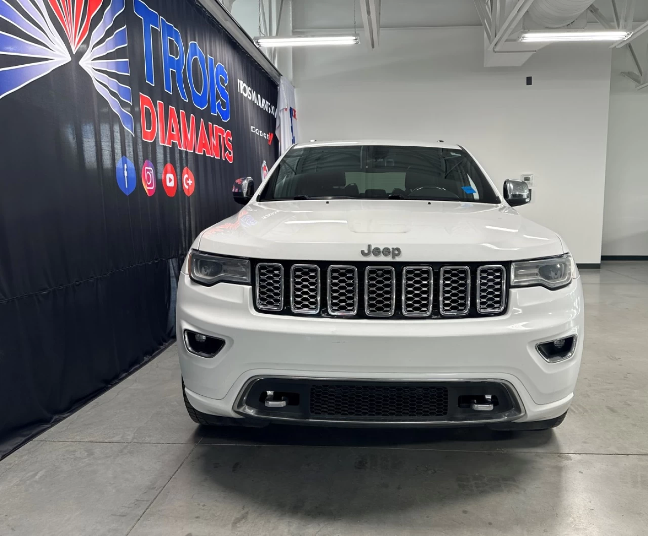 2017 Jeep Grand Cherokee Overland Main Image